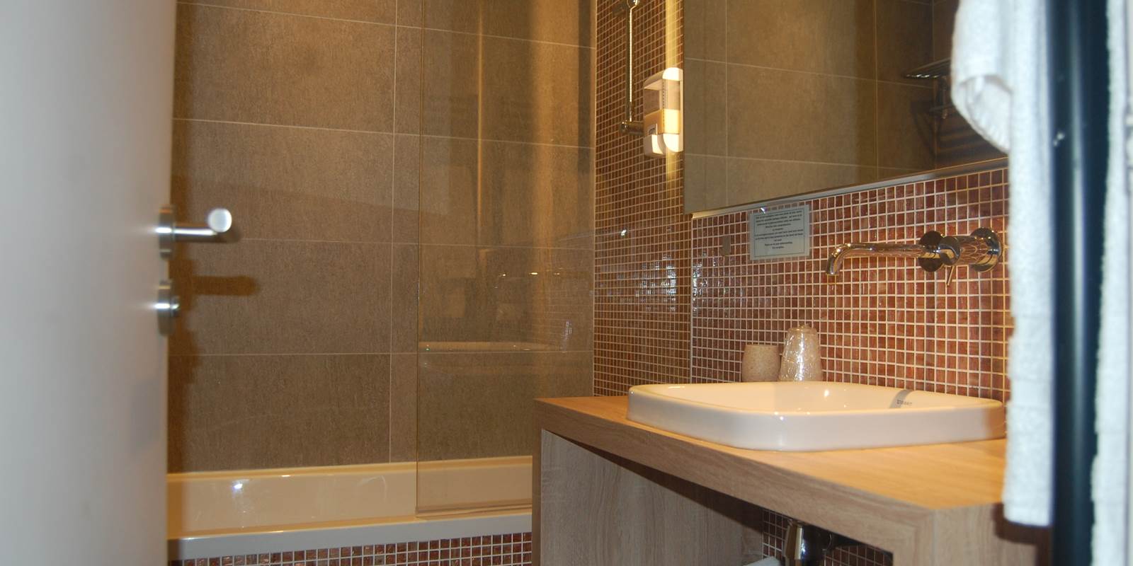 Salle de bain baignoire suite hôtel Jean Bart 2 étoiles paris 6 rive gauche